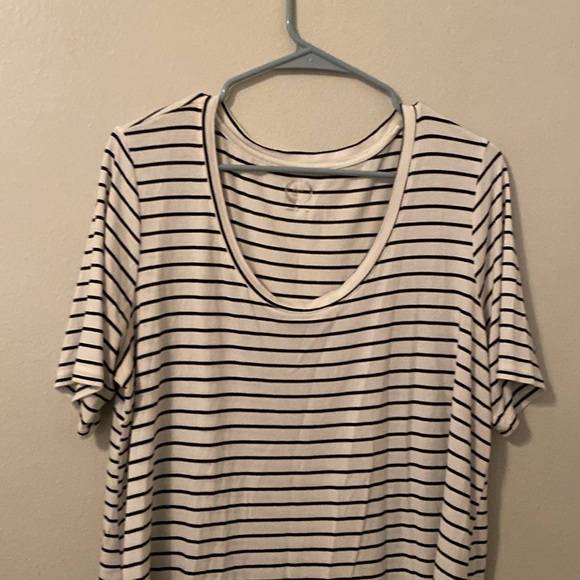 24/7 by Maurices Black and White Striped Short Sleeve Scoop Neck T-Shirt [XL] - Picture 4 of 6